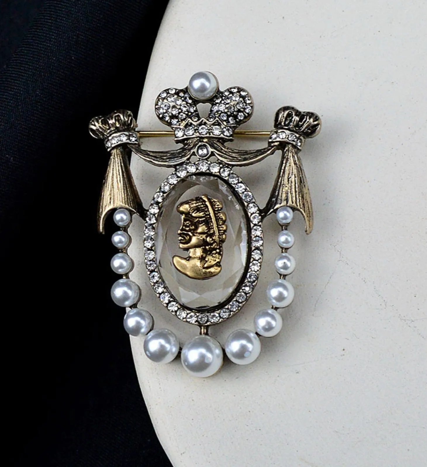 Pretty lady brooch vintage look gold plated stunning broach diamonte pin jjj60