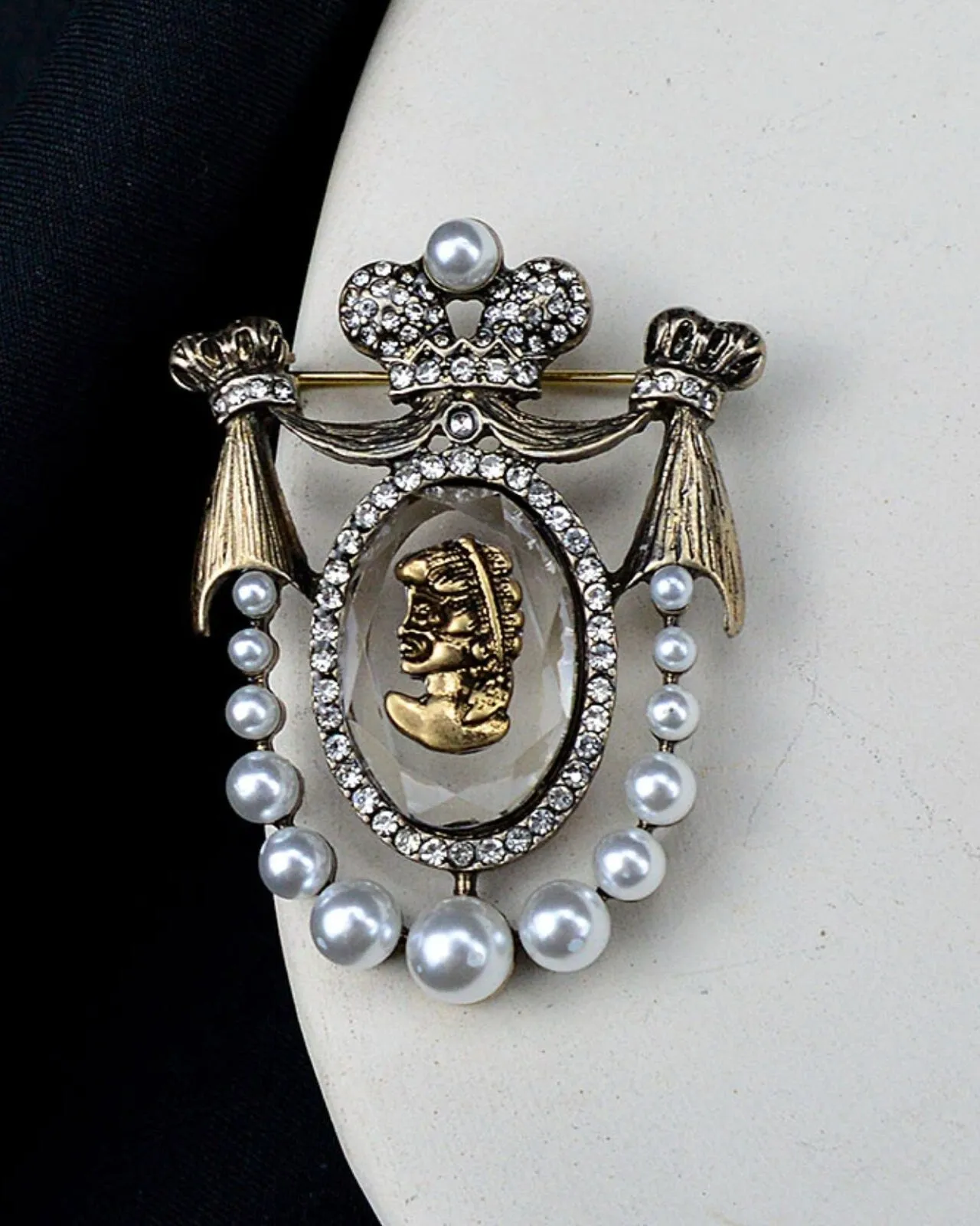 Pretty lady brooch vintage look gold plated stunning broach diamonte pin jjj60