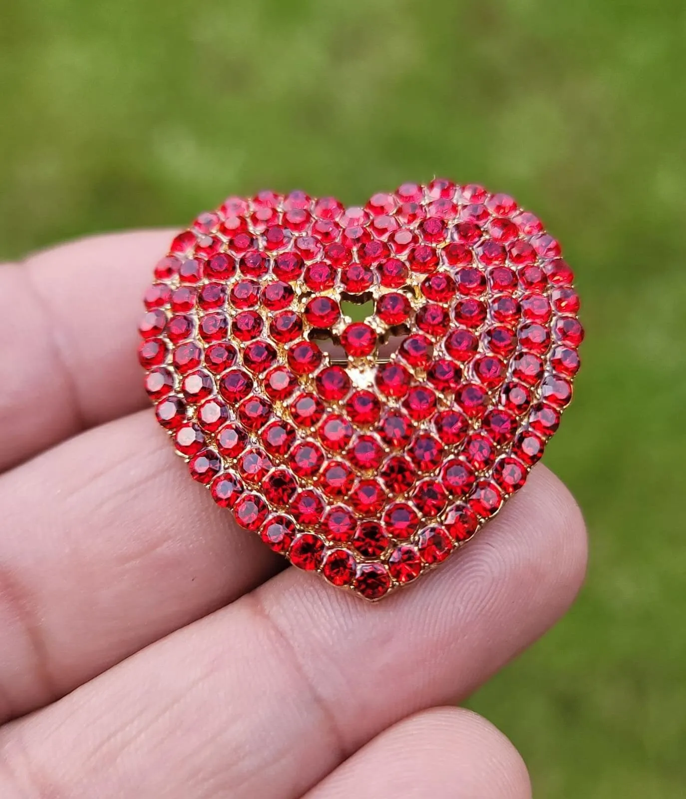 Red Heart Celebrity Brooch Stunning Vintage Look Retro Style Love Broach Pin D3R