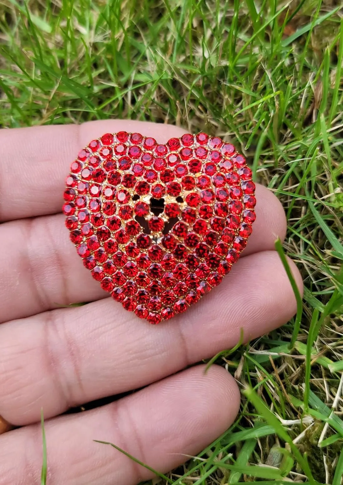 Red Heart Celebrity Brooch Stunning Vintage Look Retro Style Love Broach Pin D3R